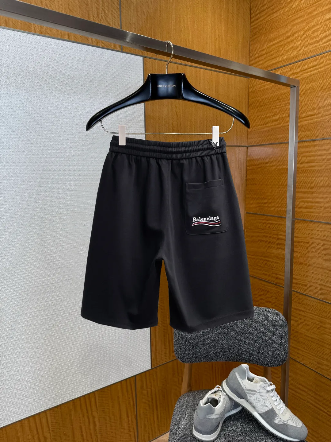 Balenciaga's three-standard complete 2026 summer New Arrival men's casual shorts, advanced custom-made Breathable fabric, Breathable fabric, extremely stretchy and comfortable, impeccable details, top-grade accessories, original logo design concept, delicate and soft feel! The upper body fit is awesome! Size: M-XXXL Please state your height and weight when ordering